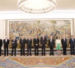 Don Felipe junto a los miembros de la representación de la Real Academia de Extremadura de las Letras y las Artes