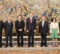 Don Felipe junto a los miembros de la representación de la Real Academia de Extremadura de las Letras y las Artes