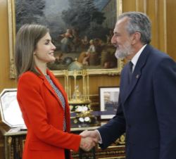 Su Majestad la Reina recibe el saludo del presidente de la Asociación "Proyecto Hombre", Luis Bononato