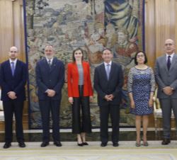 Fotografía de grupo de Su Majestad la Reina con la Junta Directiva de la Asociación "Proyecto Hombre"