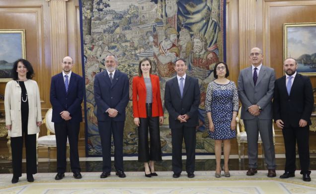 Fotografía de grupo de Su Majestad la Reina con la Junta Directiva de la Asociación "Proyecto Hombre"
