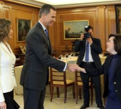Sus Majestades los Reyes reciben el saludo de la vicepresidenta del Gobierno, ministra de la Presidencia en funciones y presidenta de la Comisión, Sor