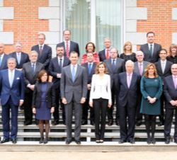 Fotografía de grupo de Sus Majestades los Reyes con los miembros de la Comisión Nacional para la conmemoración del IV Centenario de la muerte de Migue