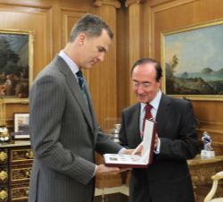 Jaime Sánchez Revenga hace entrega a Su Majestad el Rey de un estuche con las primeras monedas con la efigie de Felipe VI 