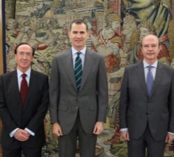 Don Felipe acompañado de Jaime Sánchez Revenga y de Rafael Feria y Pérez, durante la audiencia