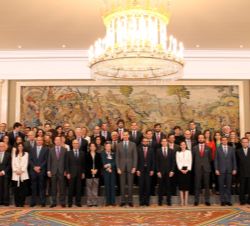Su Majestad el Rey junto a una representación de las XV Promociones del Programa de Becas de Excelencia de la Fundación Rafael del Pino asistentes a l