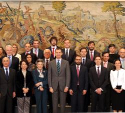Don Felipe junto a los representates de las XV Promociones del Programa de Becas de Excelencia de la Fundación Rafael del Pino