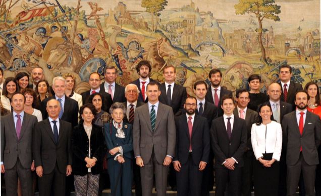 Don Felipe junto a los representates de las XV Promociones del Programa de Becas de Excelencia de la Fundación Rafael del Pino