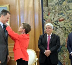 La presidenta del Consejo General de la Abogacía, Victoria Ortega Benito, impone a Su Majestad el Rey la Gran Cruz al Mérito en el Servicio de la Abog