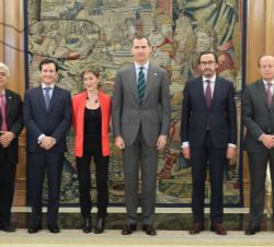 Su Majestad el Rey junto a los representantes del Consejo General de la Abogacía asistentes a la audiencia