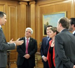 Don Felipe conversa con los asistentes a la audiencia