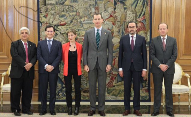 Su Majestad el Rey junto a los representantes del Consejo General de la Abogacía asistentes a la audiencia
