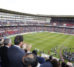 Vista del terreno de juego durante la salida de los equipos