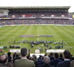 Vista del terreno de juego con los jugadores y el equipo arbitral antes del comienzo del encuentro