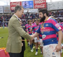 Su Majestad el Rey entrega las medallas de finalista a los jugadores del VRAC Quesos Entrepinares