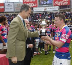 Su Majestad el Rey entrega el trofeo de finalista al jugador del VRAC Quesos Entrepinares Gareth Griffiths