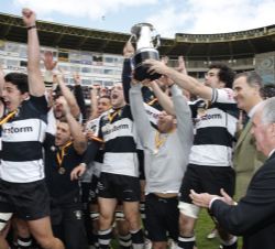 Los jugadores del SilverStorm El Salvador celebran el triunfo tras recibir de manos de Don Felipe el trofeo de ganador de la Copa del Rey de Rugby