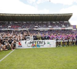 Su Majestad el Rey, con los jugadores y técnicos del SilverStorm El Salvador y el VRAC Quesos Entrepinares