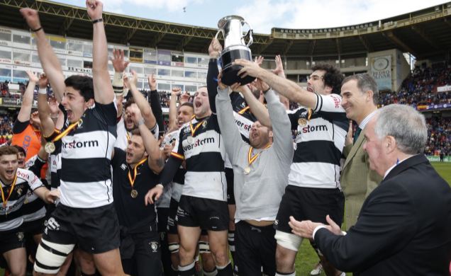 Los jugadores del SilverStorm El Salvador celebran el triunfo tras recibir de manos de Don Felipe el trofeo de ganador de la Copa del Rey de Rugby