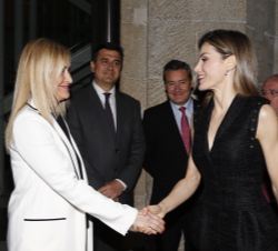 Su Majestad la Reina recibe el saludo de la presidenta de la Comunidad de Madrid, Cristina Cifuentes
