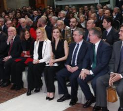 Doña Letizia conversa con el Presidente del Grupo SM, Luis Fernando Crespo, momentos antes del comienzo del acto