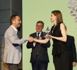 Doña Letizia entrega el Premio "Gran Angular" a Álvaro García Hernández, por su libro "León Kamikaze"