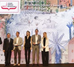Fotografía de grupo junto a los premiados