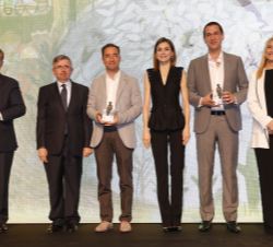 Fotografía de grupo junto a los premiados, la presidenta de la Comunidad de Madrid, Cristina Cifuentes, el presidente del Grupo SM, Luis Fernando Cres
