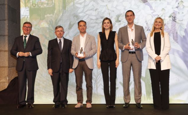 Fotografía de grupo junto a los premiados, la presidenta de la Comunidad de Madrid, Cristina Cifuentes, el presidente del Grupo SM, Luis Fernando Cres