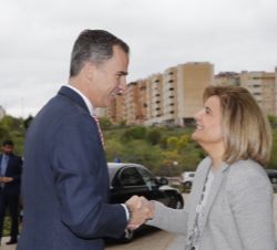 A su llegada a la sede del BBVA, Su Majestad el Rey recibe el saludo de la ministra de Empleo y Seguridad Social en funciones, Fátima Báñez