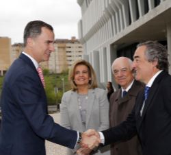 Don Felipe recibe el saludo del presidente de la Confederación Española de Organizaciones Empresariales - CEOE, Juan Rosell