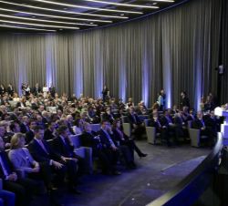 Don Felipe desde la primera fila de asientos escucha la intervención del presidente del BBVA, Francisco González