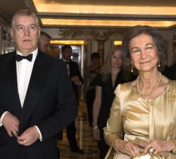 Su Majestad la Reina Doña Sofía junto a Su Alteza Real el Duque de York, se dirige al Comedor Gran Ballroom