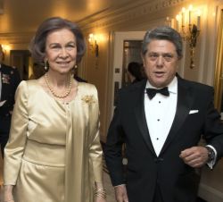 Su Majestad la Reina Doña Sofía junto al embajador de España en el Reino Unido de la Gran Bretaña e Irlanda del Norte, Federico Trillo