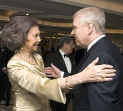 Doña Sofía conversa con Su Alteza Real el Duque de York