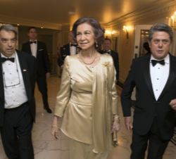 Doña Sofía, con el embajador de España en el Reino Unido, Federico Trillo, y el presidente de la British-Spanish Society, Jimmy Burns Marañón