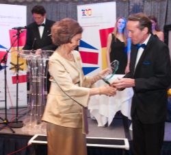 Su Majestad la Reina Doña Sofía entrega el premio de la British-Spanish Society a la educación a la British Council 