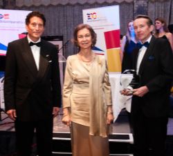 Su Majestad la Reina Doña Sofía tras hacer entrega del premio de la British-Spanish Society a la educación a la British Council 