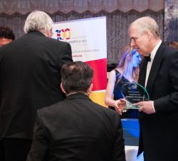 Su Alteza Real el Duque de York entrega el premio de la British-Spanish Society a la educación a la Fundación Cañada Blanch