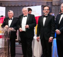 Su Alteza Real el Duque de York tras hacer entrega del premio de la British-Spanish Society a la educación a la Fundación Cañada Blanch