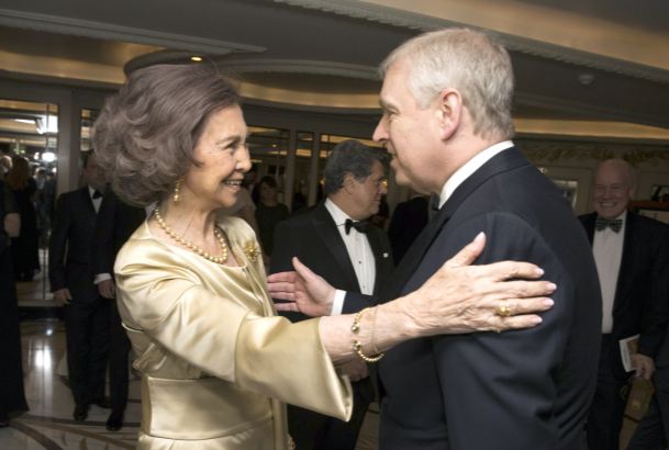 Doña Sofía conversa con Su Alteza Real el Duque de York