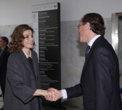 Su Majestad la Reina recibe el saludo del ministro de Sanidad, Servicios Sociales e Igualdad en funciones, Alfonso Alonso