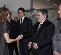 Su Majestad la Reina recibe el saludo del alcalde de Bilbao, Juan Mari Aburto