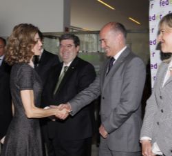 Su Majestad la Reina recibe el saludo del rector de la Universidad del País Vasco, Iñaki Goirizelaia