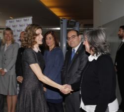 Su Majestad la Reina recibe el saludo de la delegada de FEDER en el País Vasco, Juana Sáenz Rodríguez