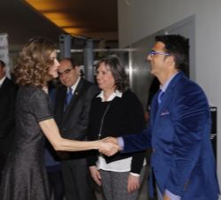 Su Majestad la Reina recibe el saludo del presidente de FEDER, Juan Carrión