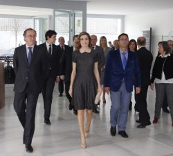 Doña Letizia y el resto de autoridades acceden al interior del Paraninfo de la Universidad del País Vasco