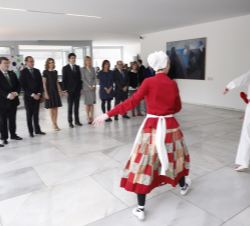 Aurresku en honor de Su Majestad la Reina