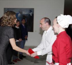 Doña Letizia saluda a los dantzaris que ofrecieron el aurresku en su honor