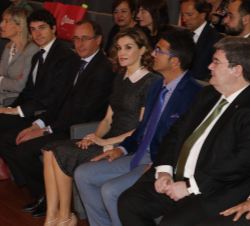 Su Majestad la Reina junto a las autoridades que la acompañaban, en la primera fila de asientos del salón de actos